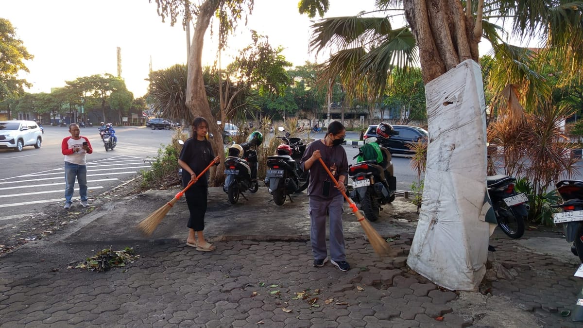 Pasca Aksi Anarkis, Ojol dan Warga Surabaya Bersatu Bersihkan Pos Polisi yang Rusak