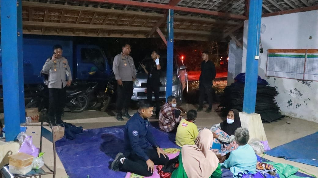 Peduli Korban Kebakaran, Kapolres Blora Sambangi Pengungsi dan Berikan Pendampingan Psikologis