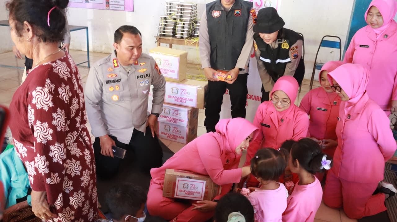 Peduli Sesama, Kapolres Blora Berikan Bantuan untuk Korban dan Relawan Kebakaran