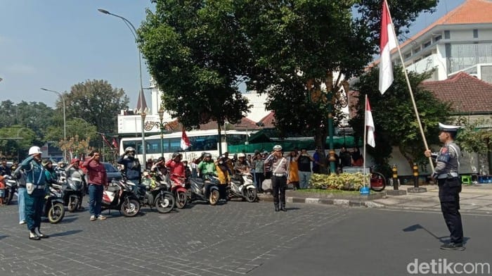 Pengguna Jalan di Malang Hentikan Kendaraan untuk Hormat Bendera di Detik Proklamasi
