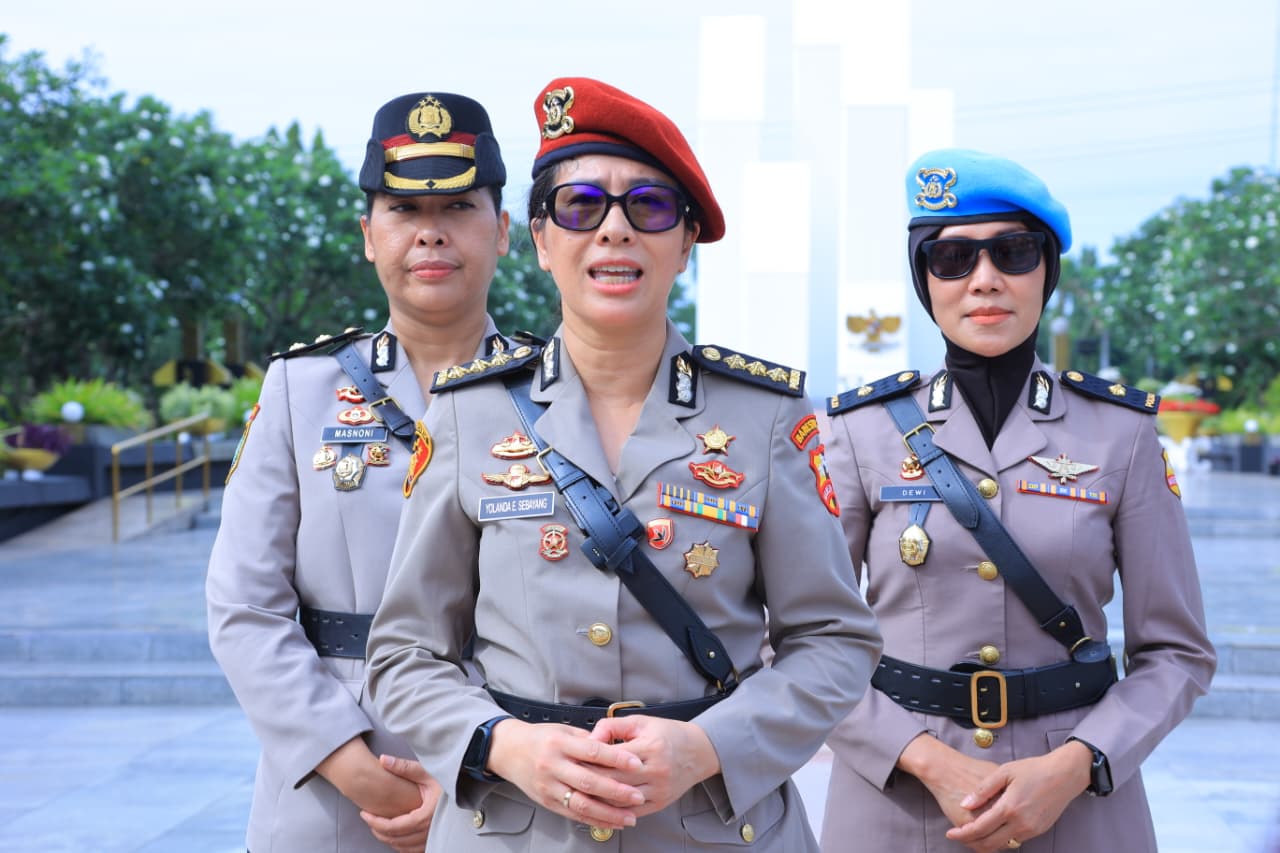 Peringati HUT ke-77, Polwan Mabes Polri Gelar Ziarah dan Tabur Bunga di TMP Kalibata