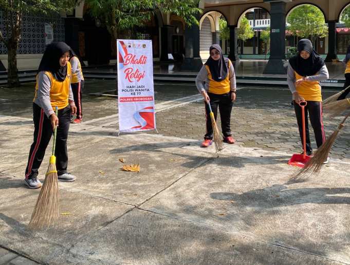 Peringati HUT ke-77, Polwan Polres Grobogan Gelar Bakti Religi di Masjid dan Klenteng