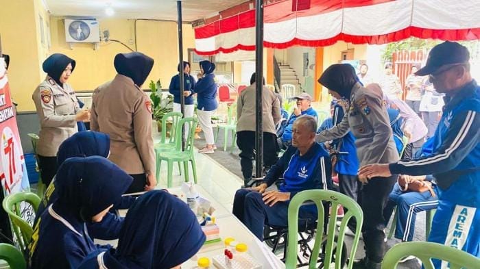 Peringati HUT ke-77, Polwan Polresta Malang Kota Adakan Bakti Kesehatan untuk Lansia