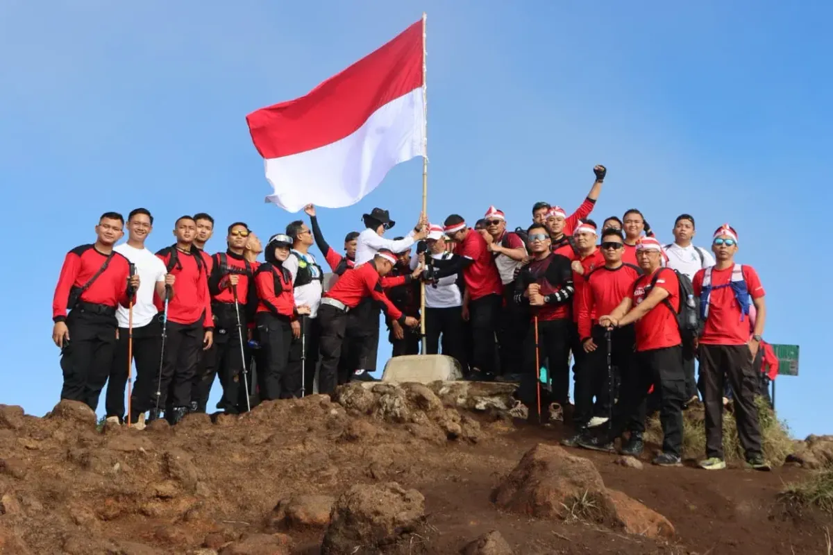 Peringati HUT ke-80 RI, Polres Semarang Kibarkan Merah Putih di Puncak Ungaran