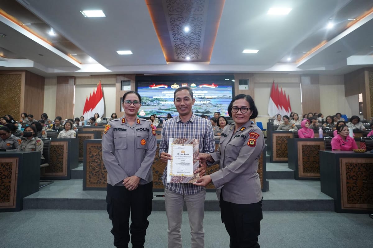 Peringati Hari Jadi ke-77, Polwan Polda Bali Gelar Ceramah Pengolahan Sampah dan Biopori