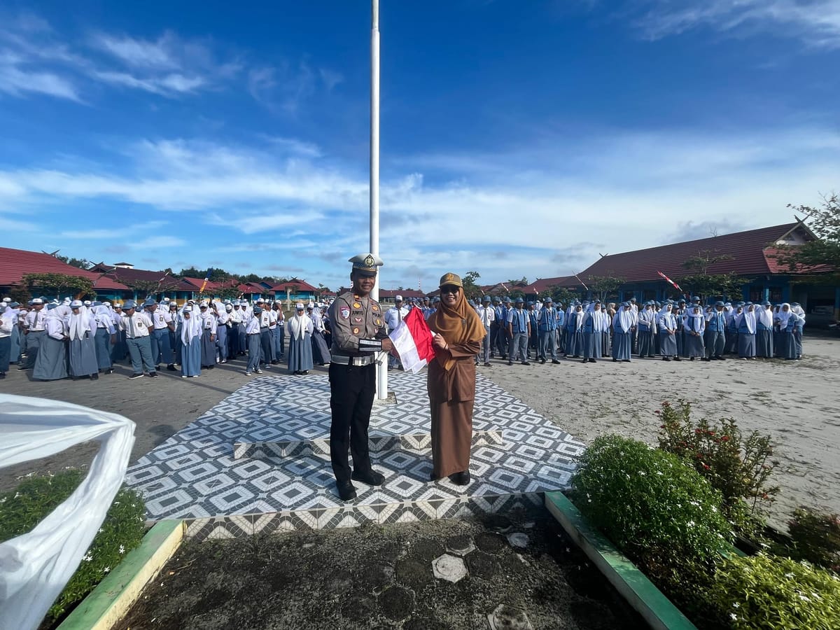 Peringati Kemerdekaan, Kasat Lantas Polres Katingan Bagikan Bendera Saat Jadi Irup
