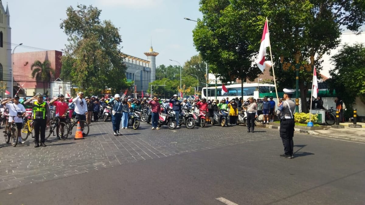 Peringati Kemerdekaan, Polresta Malang Kota Hentikan Lalu Lintas untuk Hormat Bendera