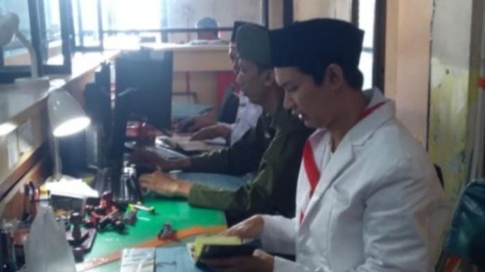 Petugas Satpas dan Samsat Polresta Malang Kota Kenakan Busana Pejuang Sambut HUT ke-80 RI