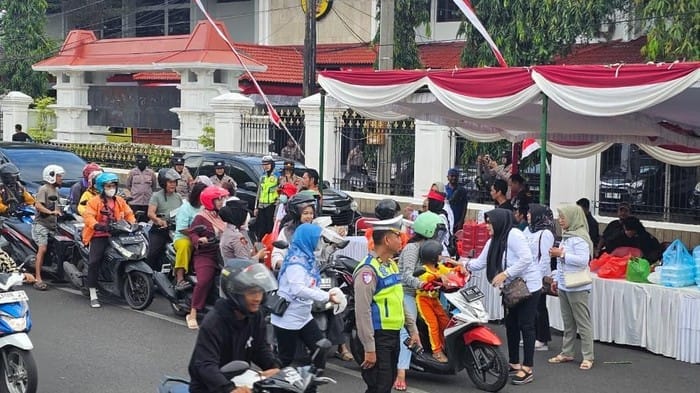Polda Jateng Amankan Aksi Damai Emak-emak Bagikan 700 Nasi Bungkus di Pati