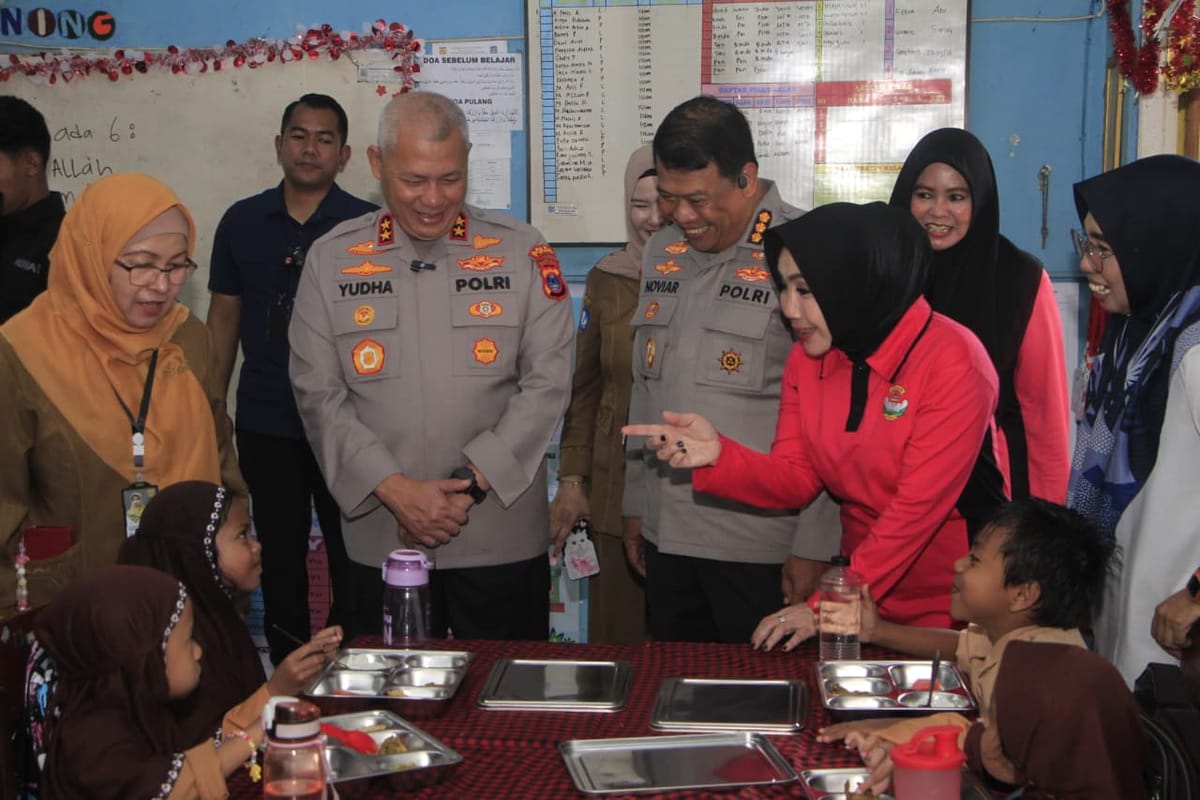 Polda Kalsel Resmikan SPPG, 1.700 Anak Terima Makanan Bergizi Gratis