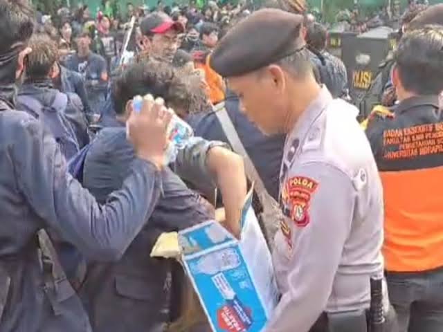 Polisi Bagikan Air Mineral kepada Demonstran di Senayan