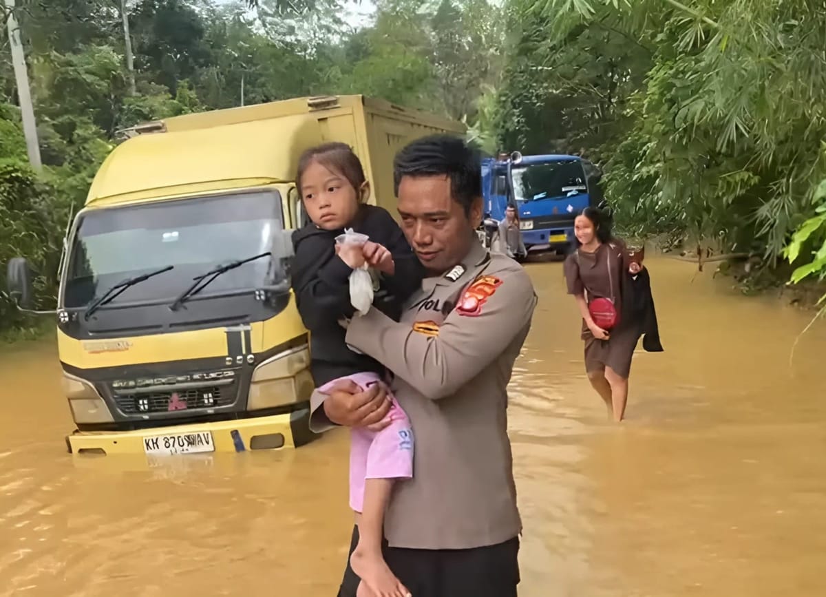 Polisi Gendong Anak Bantu Warga Seberangi Banjir di Kahayan Hulu Utara
