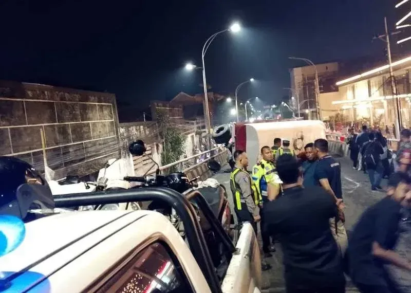 Polisi Selidiki Penyebab Truk Tetes Tebu Terguling di Flyover Malang Pasca Kecelakaan