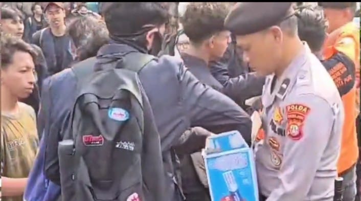Polisi Tunjukkan Empati, Bagikan Air untuk Pendemo di Sekitar Gedung DPR