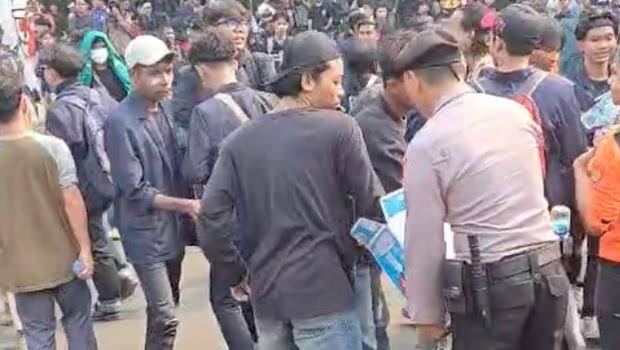 Polisi Tunjukkan Humanisme, Bagikan Air Mineral kepada Pendemo di Senayan