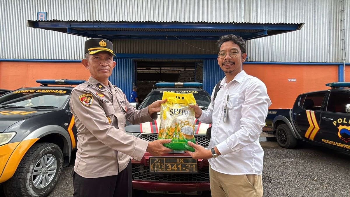 Polisi dan Bulog Distribusikan 15 Ton Beras SPHP untuk Warga