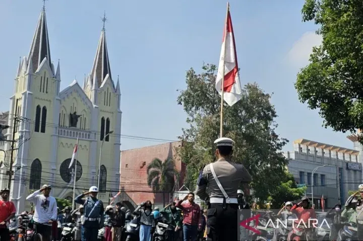 Polisi dan Pengendara di Malang Hentikan Aktivitas untuk Hormat Bendera di Jalan Raya