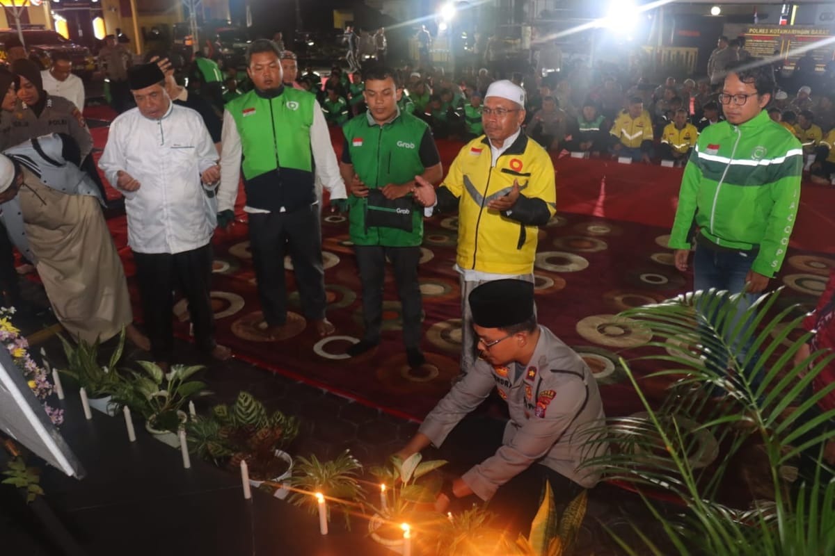 Polres Kobar dan Komunitas Ojol Gelar Salat Gaib untuk Korban Tragedi