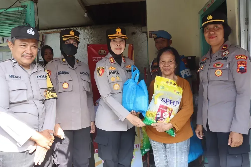 Polres Magelang Kota Salurkan Sembako Door to Door ke Warga