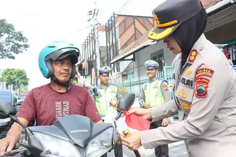 Polres Magelang Kota Turut Meriahkan Agustusan dengan Bagi-Bagi Bendera
