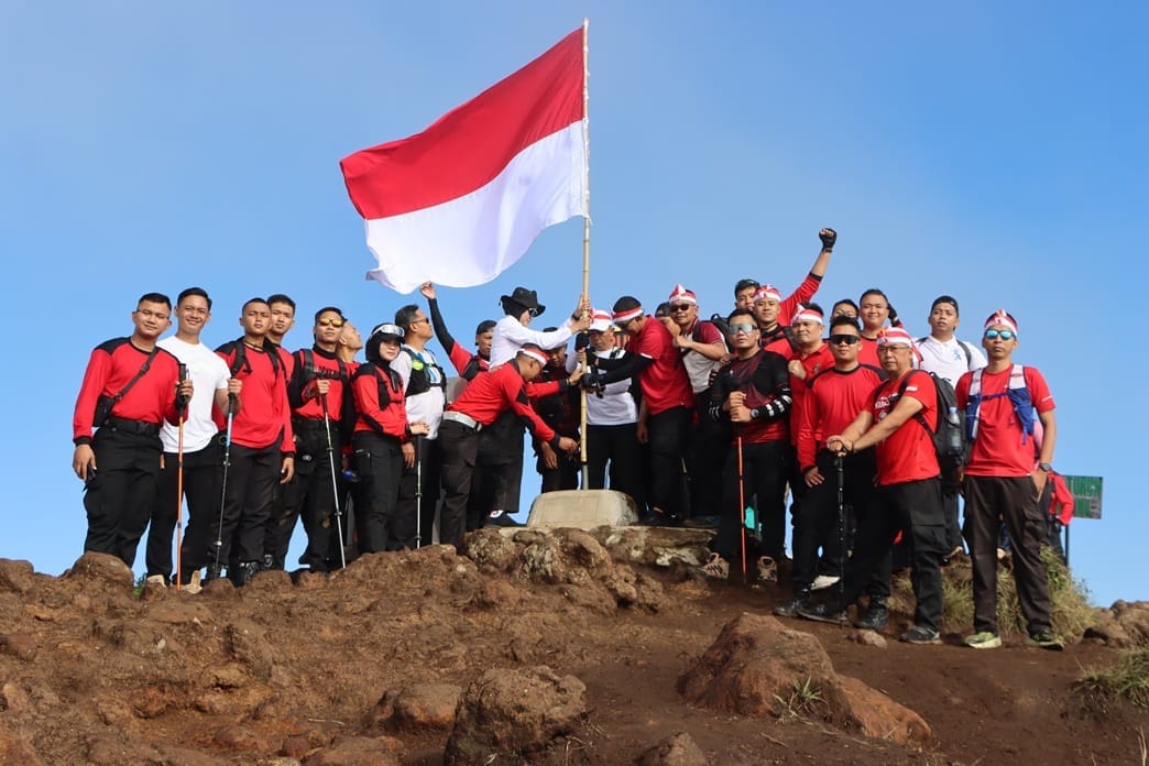 Polres Semarang Kibarkan Merah Putih di Puncak Gunung Ungaran