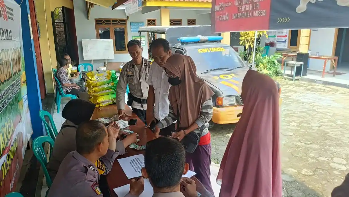 Polresta Banyumas Distribusikan 222 Kantong Beras Murah untuk Warga Desa Wiradadi