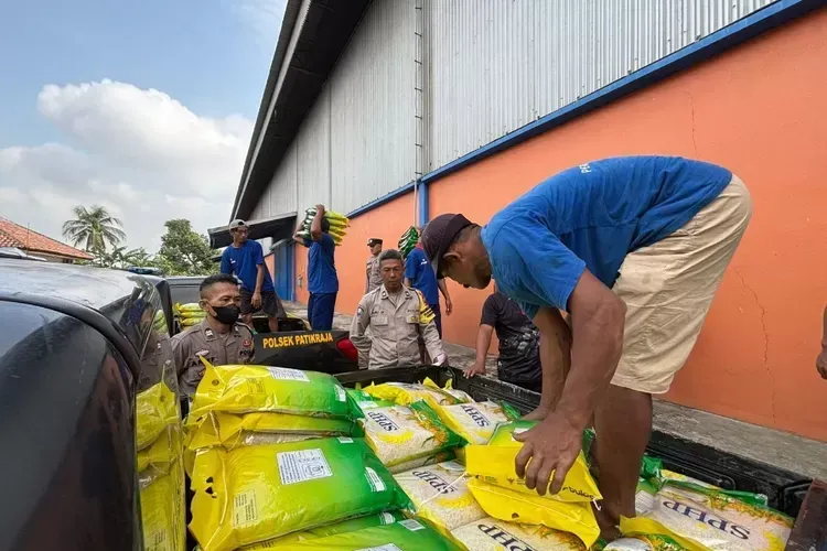 Polresta Banyumas Gandeng Bulog Salurkan 15 Ton Beras untuk Stabilkan Harga Pangan