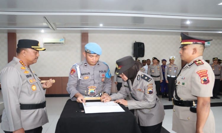 Polresta Cilacap Lakukan Pergantian Kasat Binmas dan Kapolsek Cipari