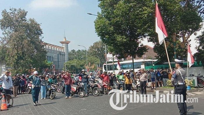 Polresta Malang Kota Gelar Momen Hormat Bendera Bersama Pengguna Jalan di Detik Proklamasi