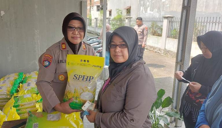 Polresta Malang Kota Salurkan 36 Ton Beras Murah, Stabilkan Harga Pangan