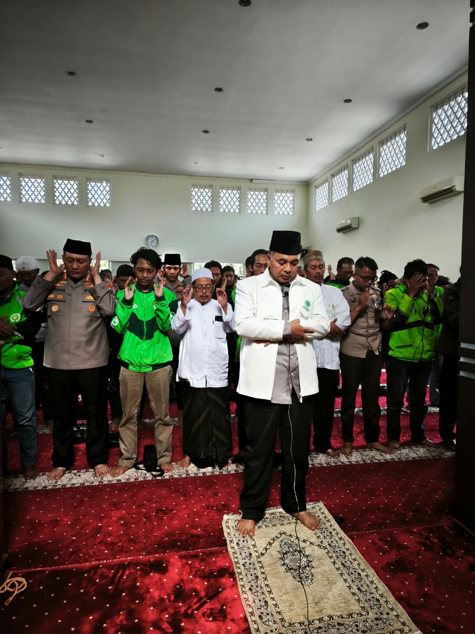 Polresta Malang Kota dan Driver Ojol Gelar Sholat Ghoib untuk Almarhum Affan Kurniawan