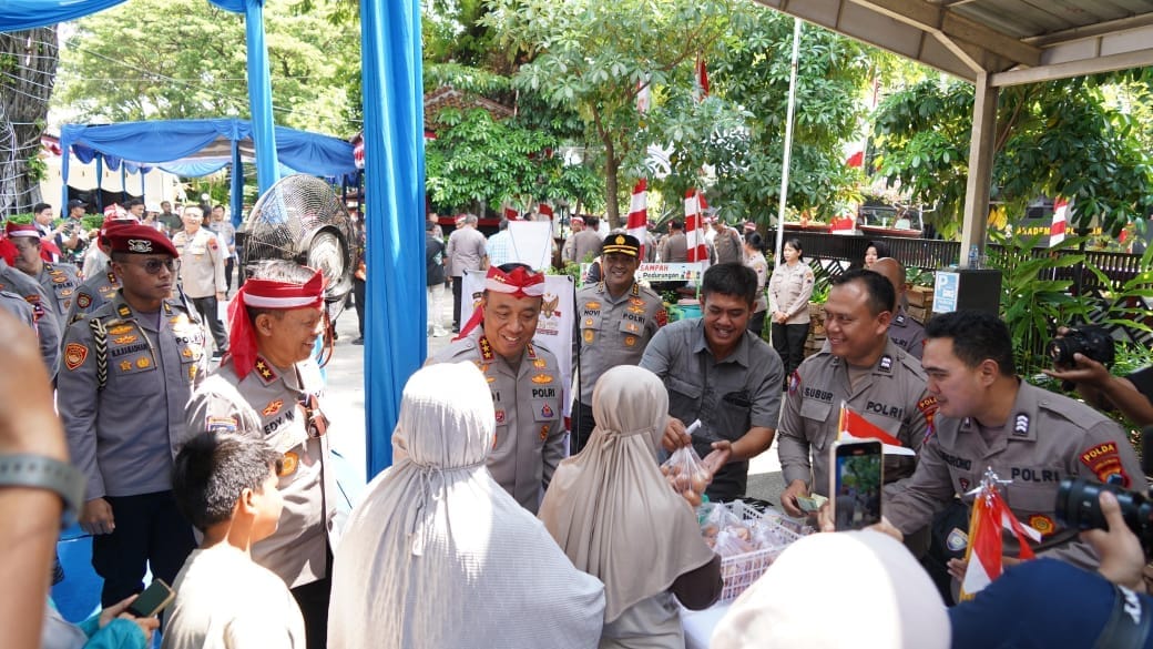 Polri Hadir di Tengah Masyarakat: Alumni Akpol 1990 Adakan Gerakan Pasar Murah di Semarang