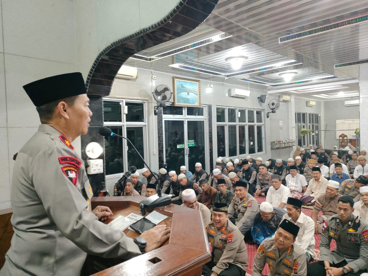 Polri Hadir di Tengah Masyarakat, Wakapolda Sumbar Salat Subuh Berjamaah