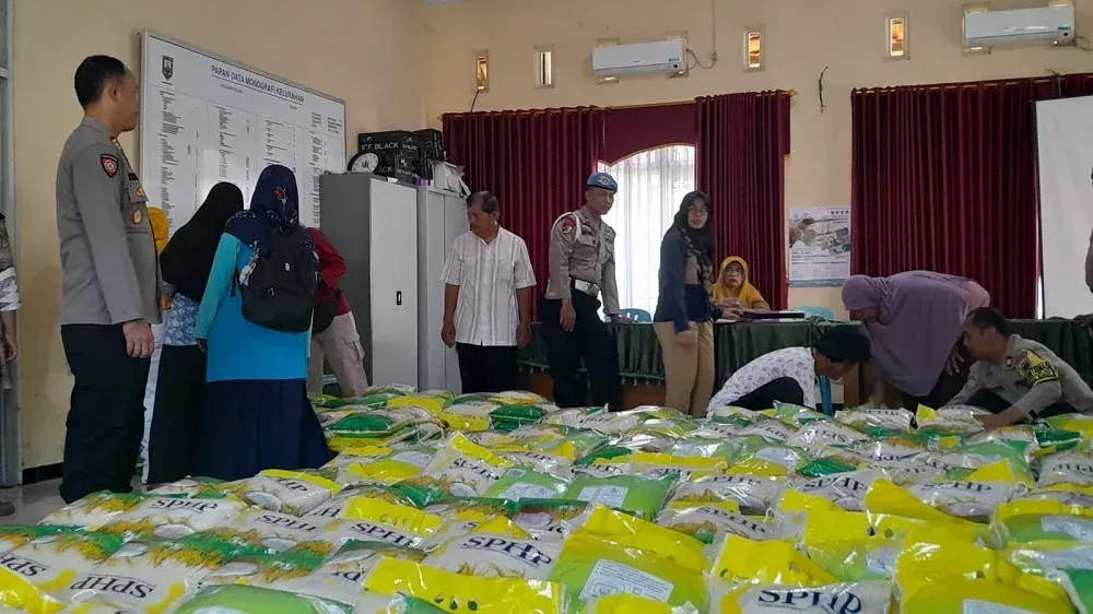 Polsek Ungaran Salurkan 800 Sak Beras PSHP untuk Warga Bandarjo