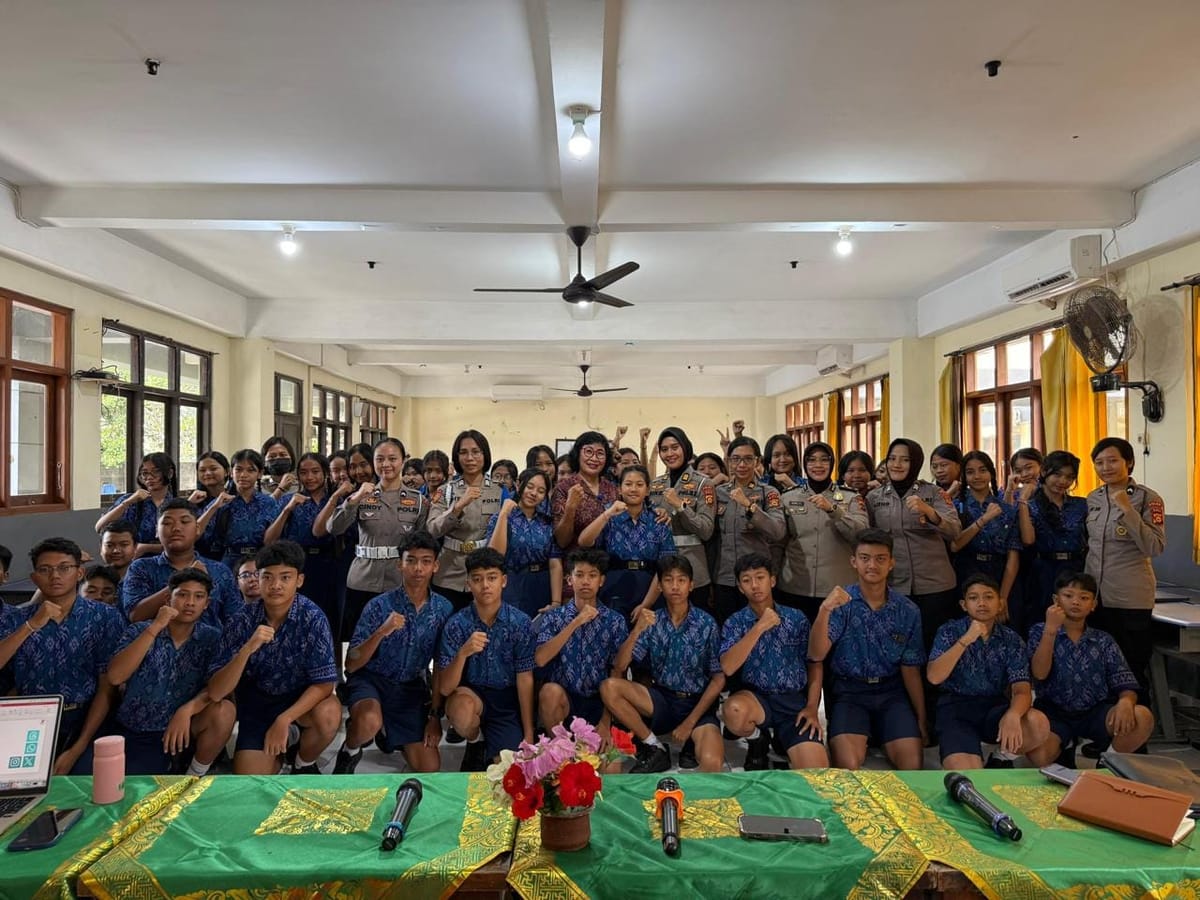 “Polwan Goes To School” Beri Edukasi Terkait Cyberbullyng di SMP Cipta Dharma Denpasar