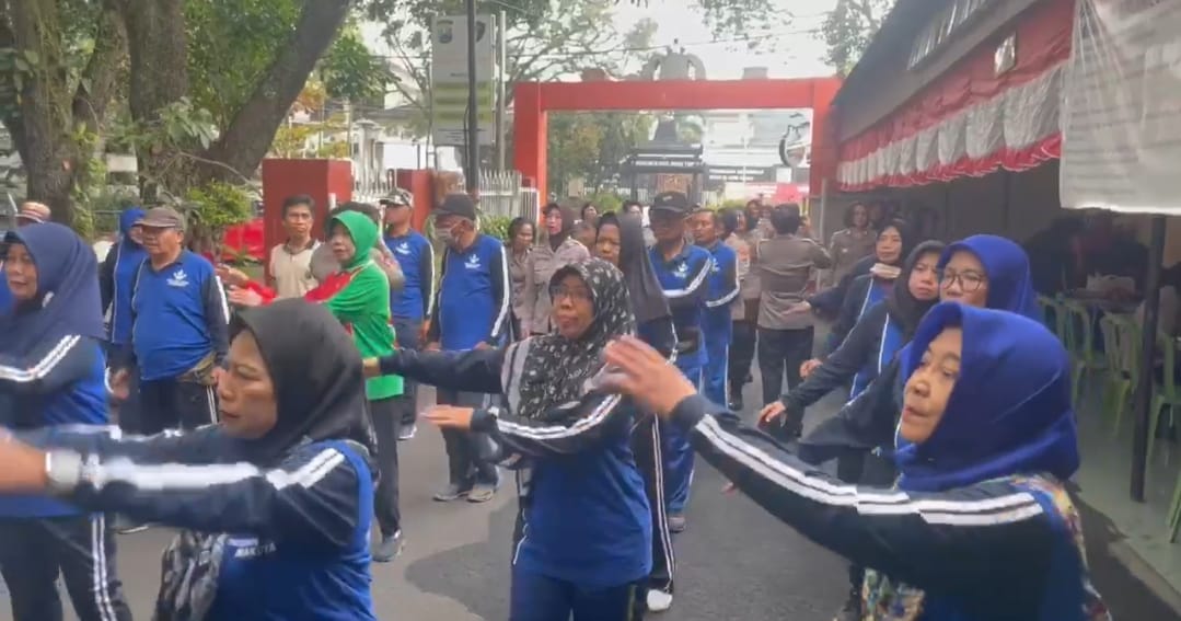 Polwan Malang Kota Turun Tangan Bantu Lansia Sehat