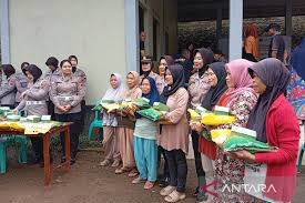 Polwan Polresta Banyumas Bagi-Bagi Beras Gratis ke Warga