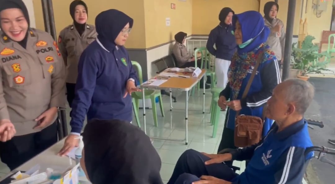 Polwan Polresta Malang Kota Bantu Lansia Lewat Program Kesehatan Gratis