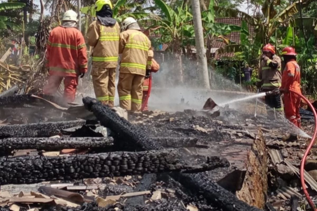 Rumah Terbakar di Semarang Diduga Akibat Korsleting Listrik
