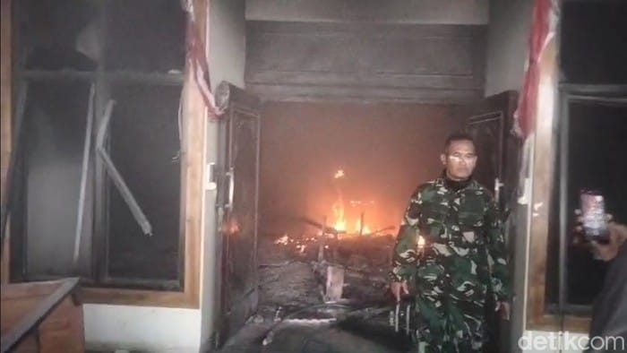 Rusuh di Brebes! Massa Bakar Ruang DPRD dan Rusak Fasilitas Polres