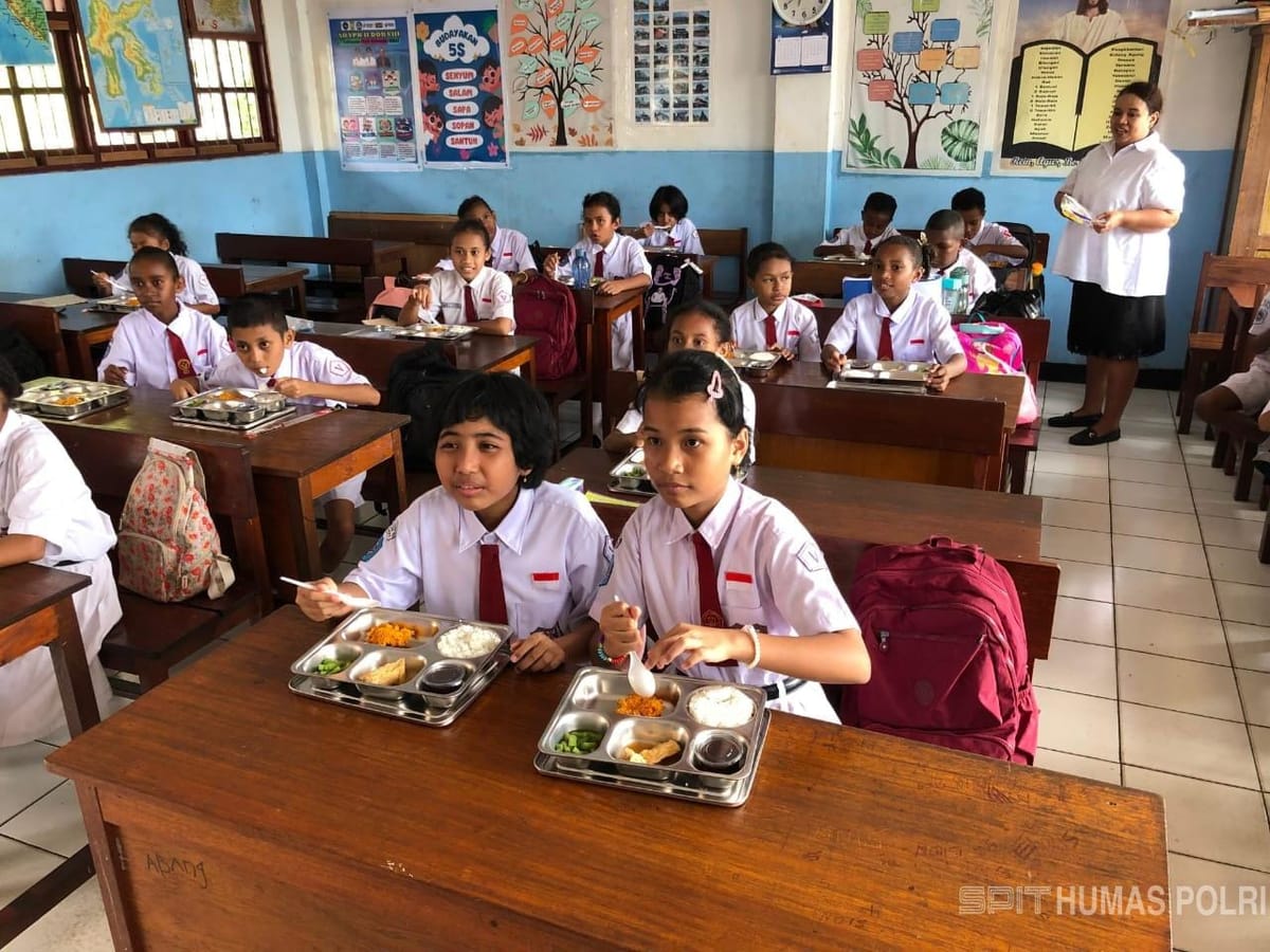 SPPG Polda Papua Salurkan 1.499 Porsi Makanan Bergizi untuk Siswa di Jayapura