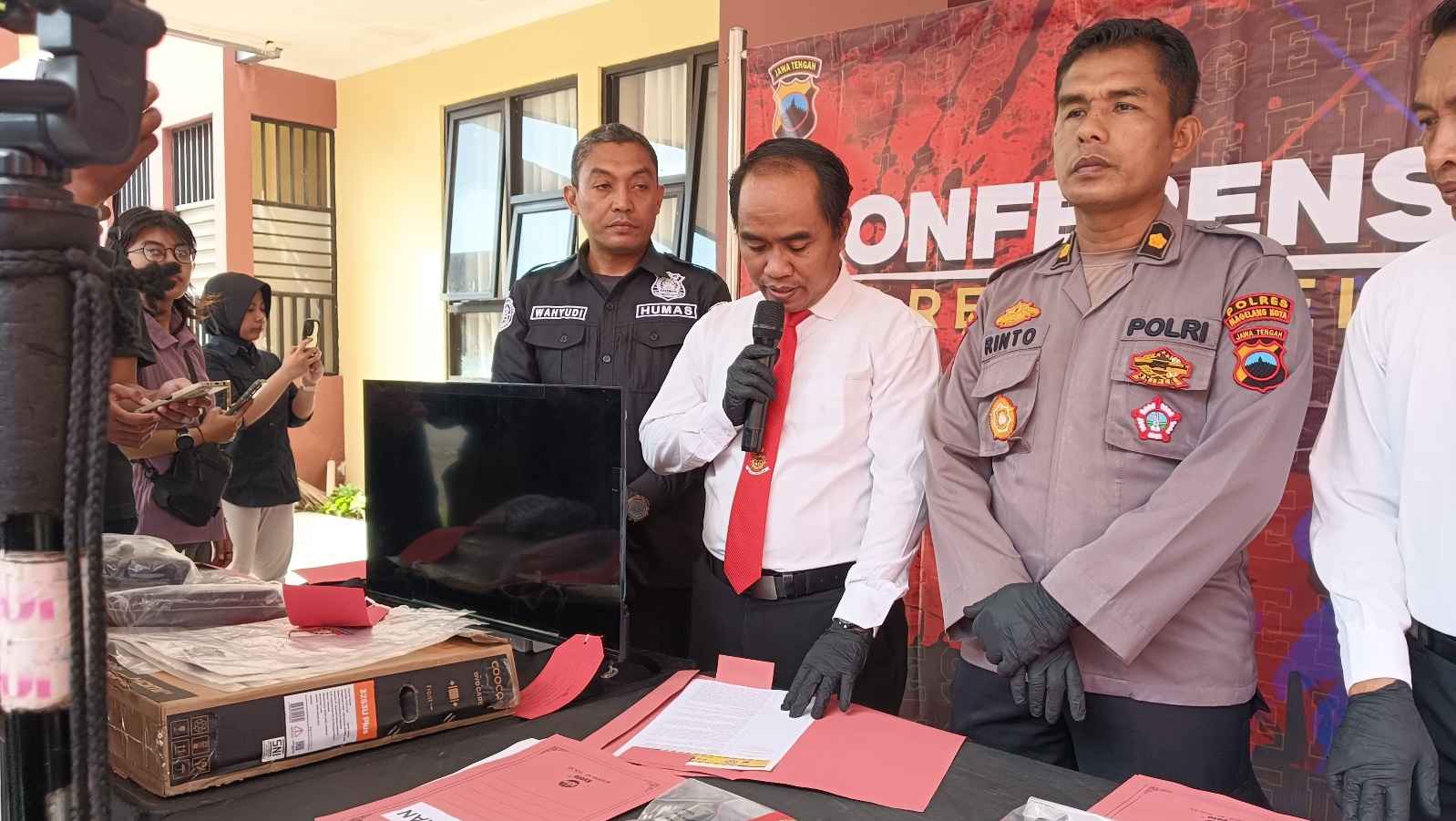 Sambut HUT RI, Polres Magelang Kota Bagikan Ratusan Bendera Merah Putih