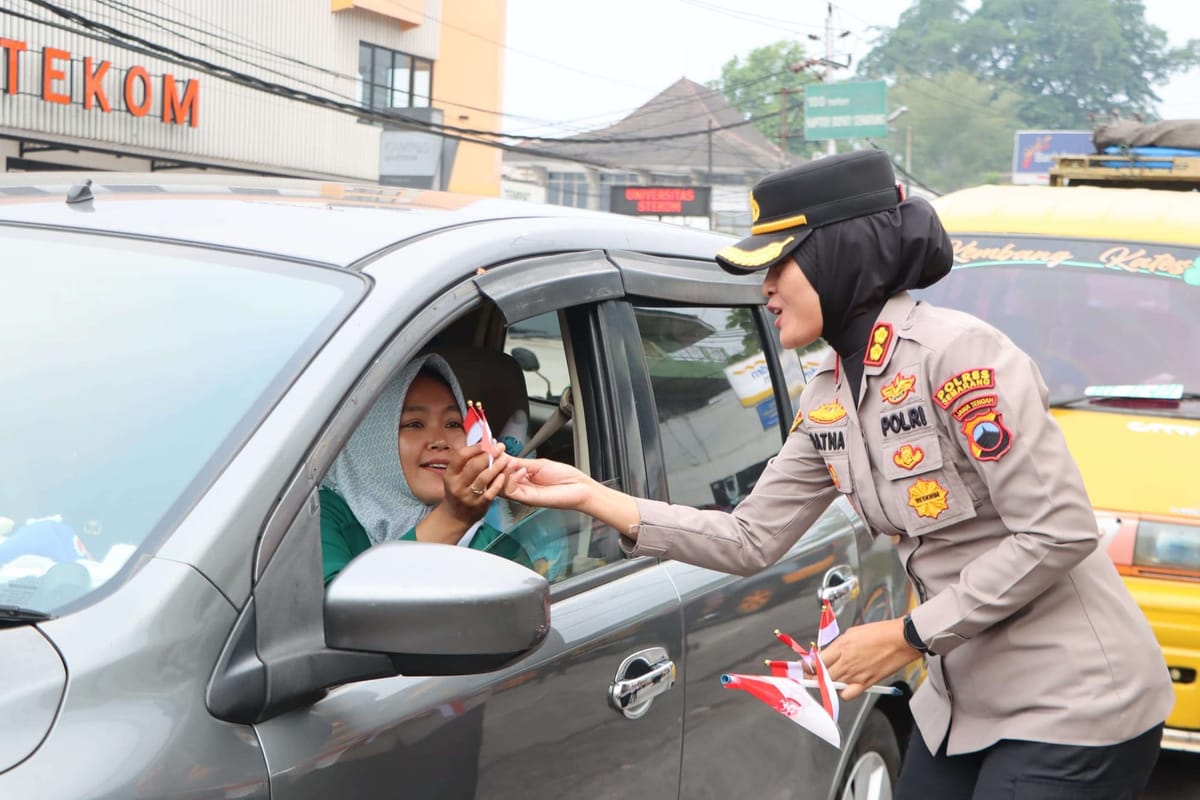 Sambut HUT RI, Polres Semarang Bagikan Bendera Merah Putih kepada Pengendara