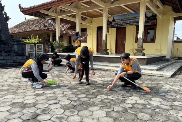Sambut HUT ke-77, Polwan Grobogan Bersih-Bersih di Masjid dan Klenteng