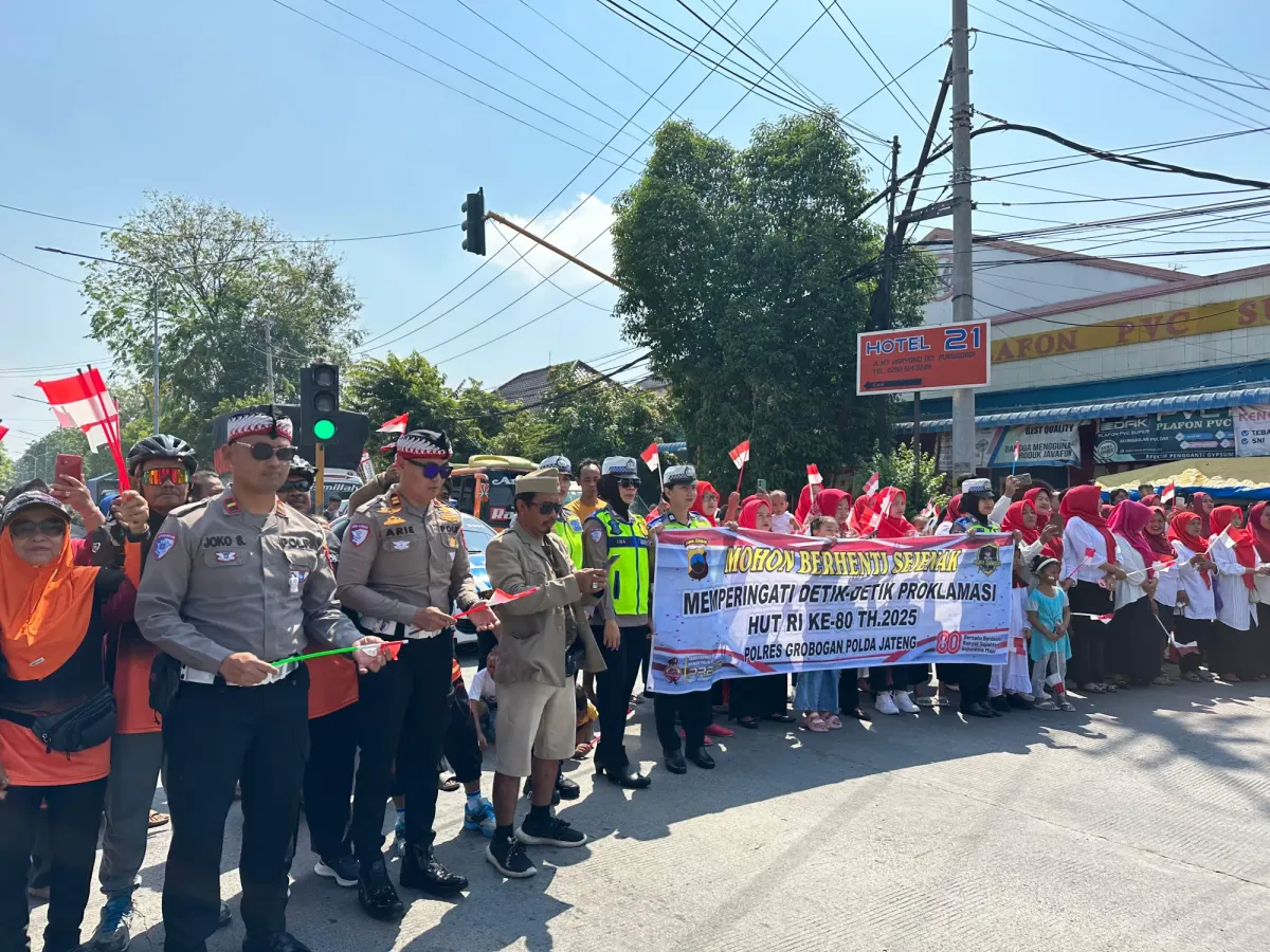Satlantas Grobogan Hentikan Lalu Lintas Demi Hormat Indonesia Raya di Perempatan Danyang