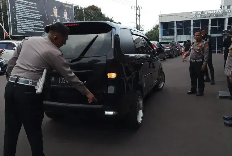 Satlantas Polresta Malang Kota Tilang Mobil Viral karena Gunakan Lampu Tidak Standar