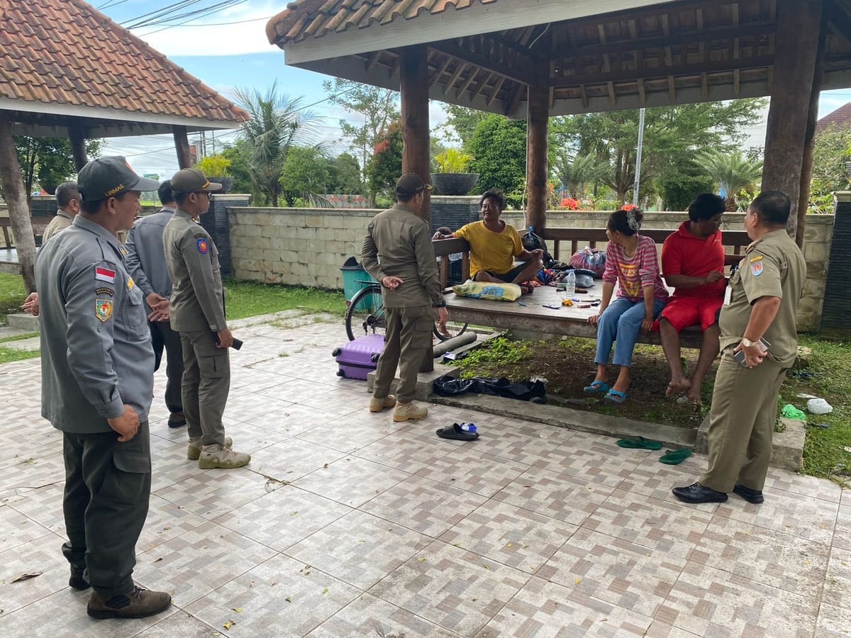 Satpol PP Cilacap Tertibkan Warga yang Jemur Pakaian di Ruang Publik
