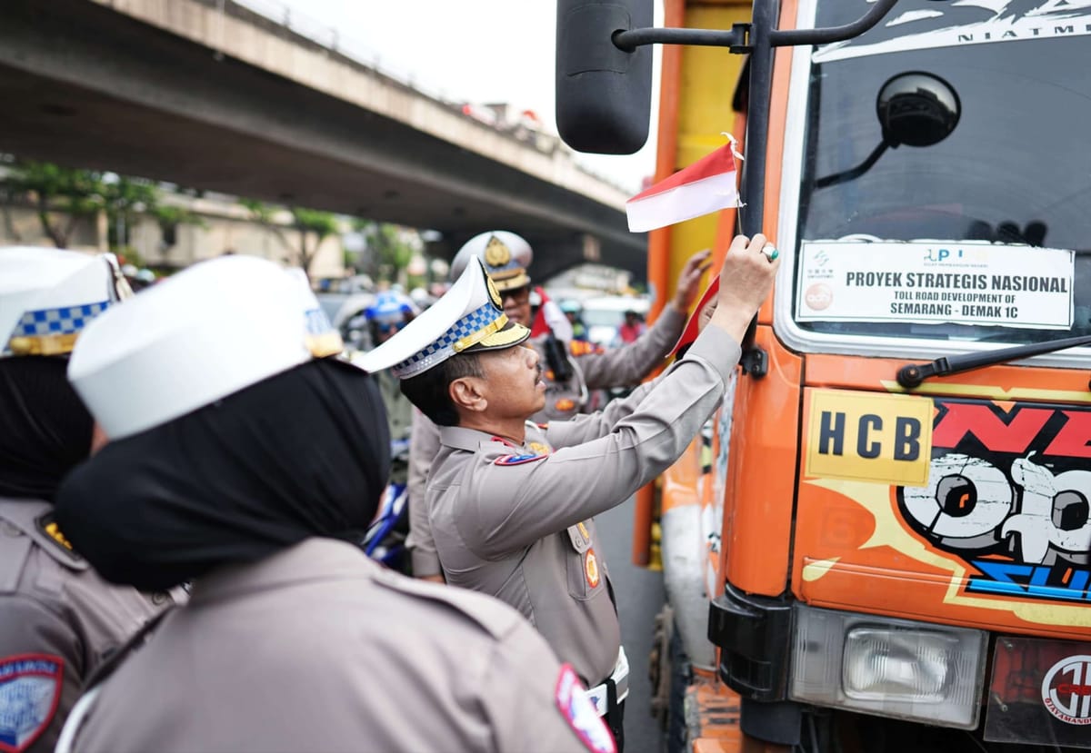 Semarak Kemerdekaan, Polda Jateng Bagikan Bendera Negara ke Para Pengemudi