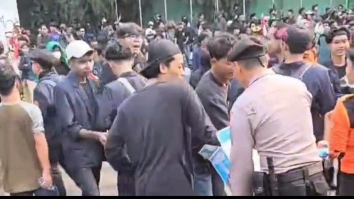 Sikap Humanis, Polisi Bagikan Air Minum kepada Massa Aksi di Depan DPR