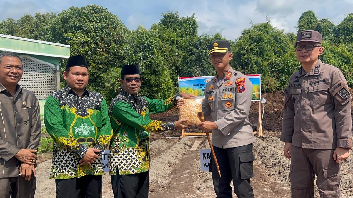 Sinergi Polres Katingan dan Ponpes Nurul Abshor untuk Ketahanan Pangan Lewat Penanaman Jagung